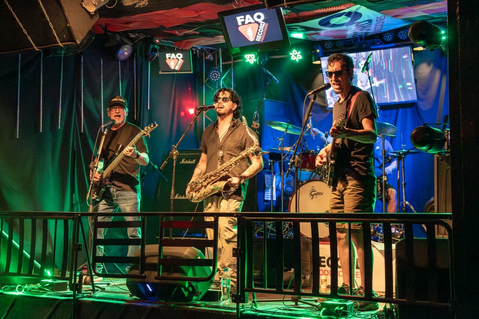 Show en vivo de Figuretti's con la banda completa