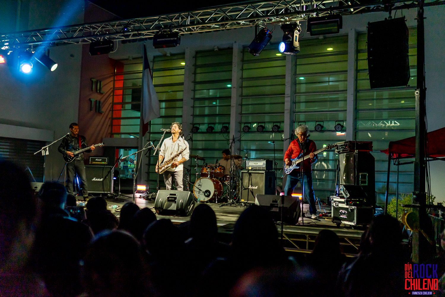 Figuretti's compartiendo escenario con energía rockera
