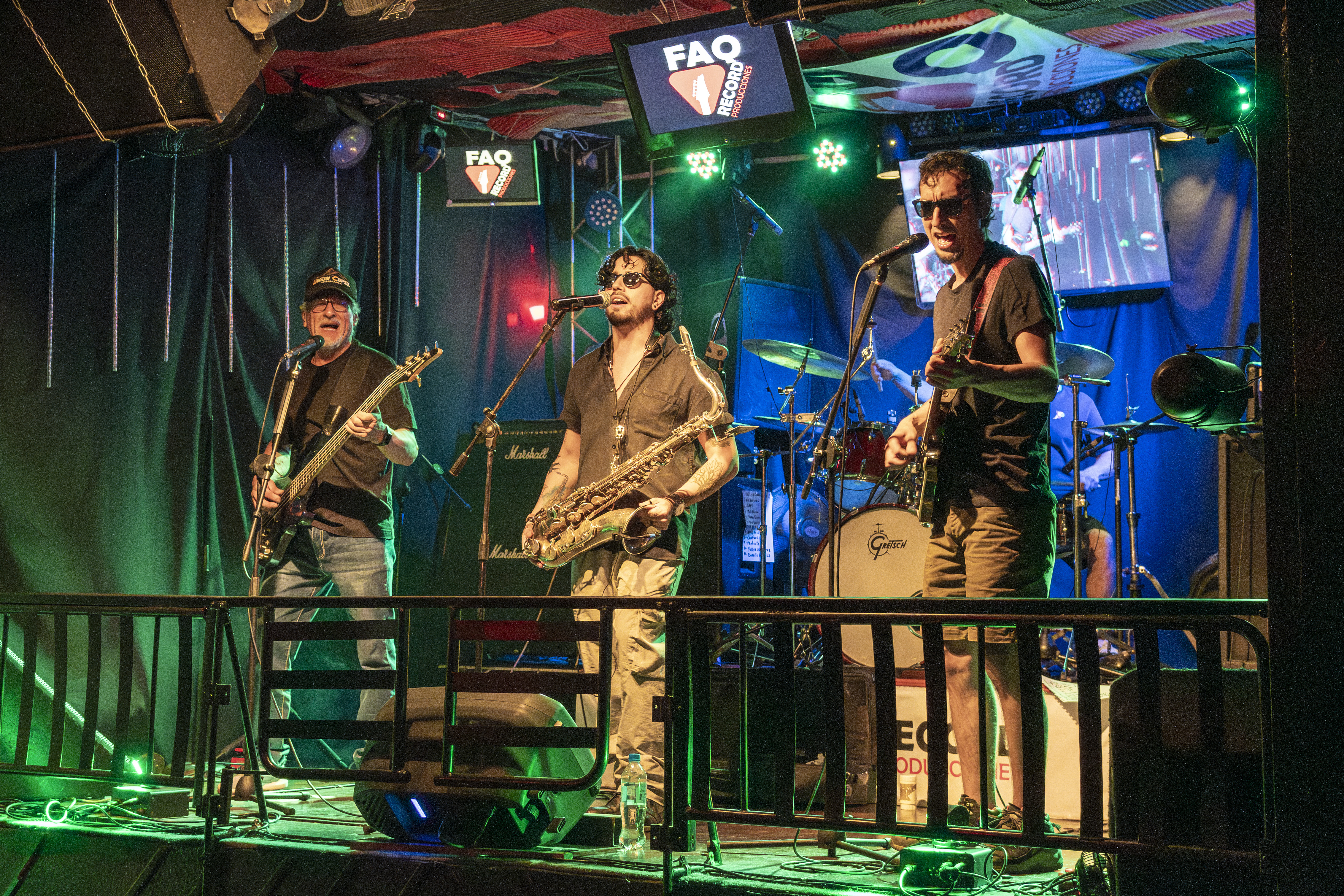 Show en vivo de Figuretti's con la banda completa